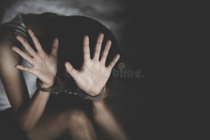 Het slachtoffer werd door handboeien opgesloten. geweld tegen vrouwen. begrip mensenhandel