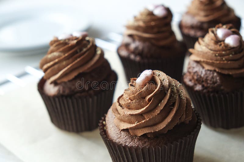 Het smakelijke huis maakte de gebakken snoepjes van de verjaardagsmuffin Yummy bakkerijproducten slecht voor cijfer Ongezonde sno stock foto Het smakelijke huis maakte de gebakken snoepjes van de verjaardagsmuffin Yummy bakkerijproducten slecht voor cijfer Ongezonde sno stock foto