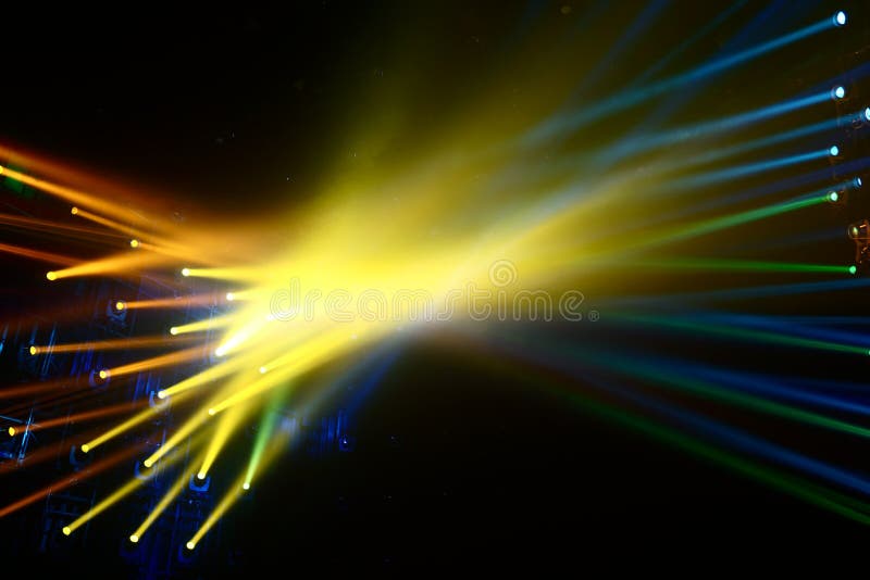 Het snijden van multi-colored stralen van schijnwerpers royalty-vrije stock fotografie Het snijden van multi-colored stralen van schijnwerpers royalty-vrije stock fotografie