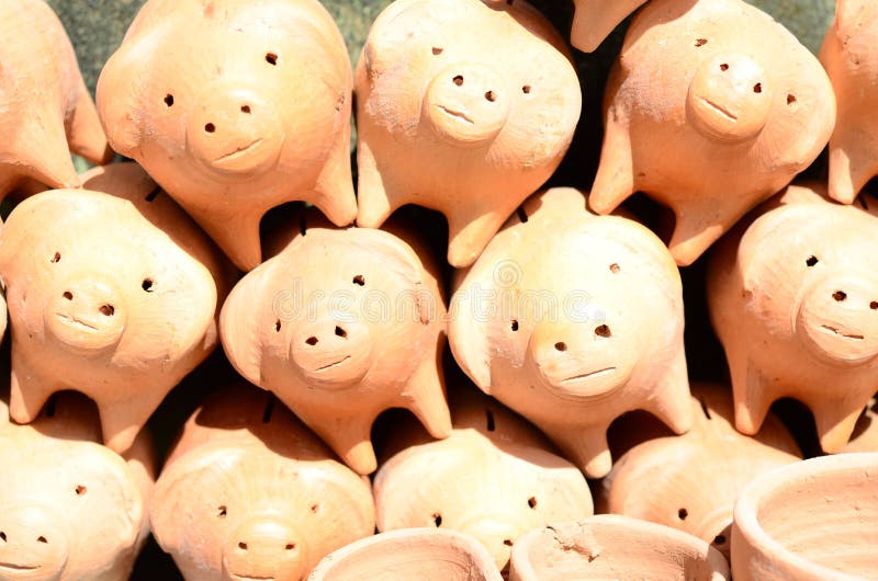 Het spaarvarken van de klei Front View royalty-vrije stock afbeeldingen