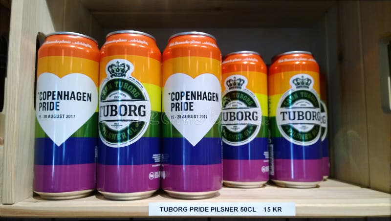 Het speciale heldere regenboogpak blikt bier Tuborg op de brouwerij van Carlsberg van opslagplanken in royalty-vrije stock afbeelding Het speciale heldere regenboogpak blikt bier Tuborg op de brouwerij van Carlsberg van opslagplanken in royalty-vrije stock afbeelding