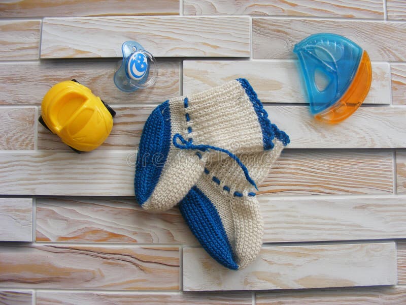 Het speelgoed van de kinderen` s Wereld op een houten achtergrond met baby` s sokjes stock foto's Het speelgoed van de kinderen` s Wereld op een houten achtergrond met baby` s sokjes stock foto's