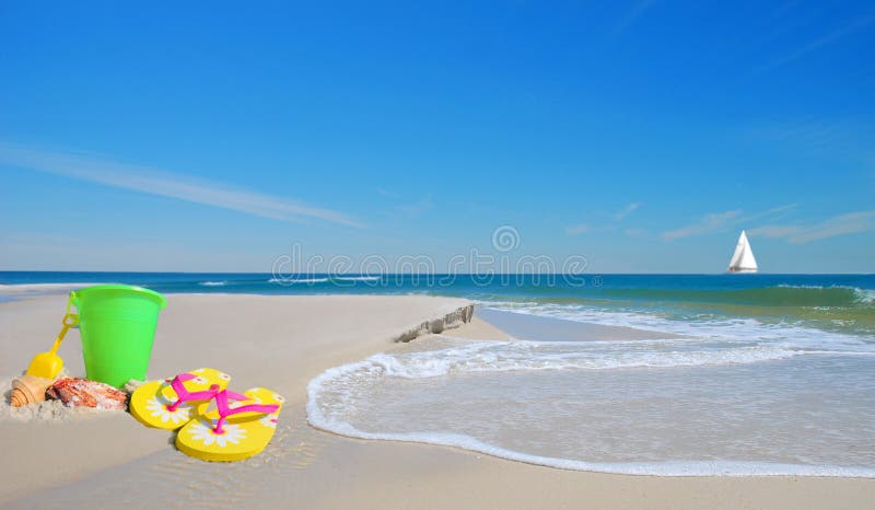 Het speelgoed van het strand op Zand stock foto's Het speelgoed van het strand op Zand stock foto's