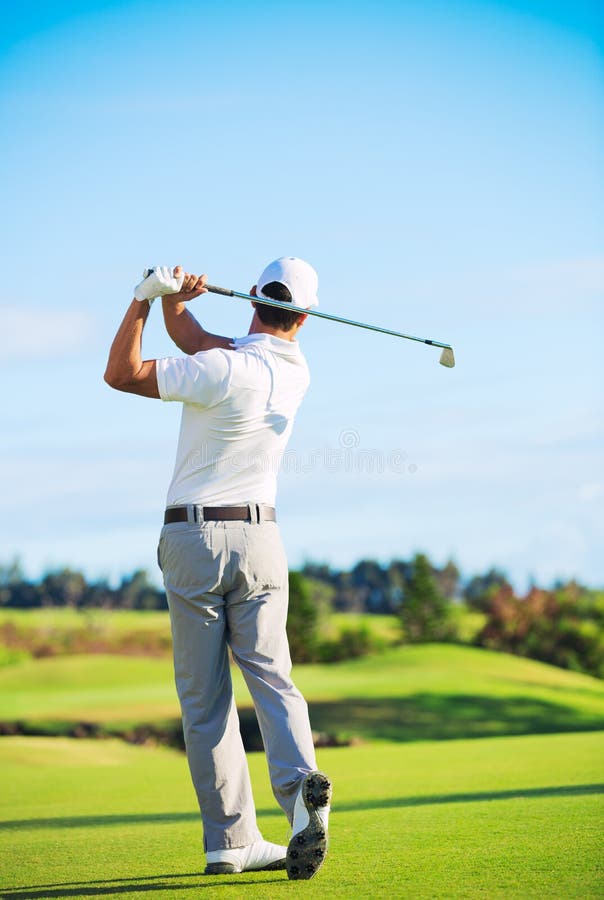 Het speelgolf van de mens royalty-vrije stock afbeeldingen Het speelgolf van de mens royalty-vrije stock afbeeldingen