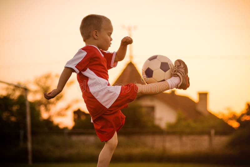 Het SpeelVoetbal van de jongen stock fotografie Het SpeelVoetbal van de jongen stock fotografie