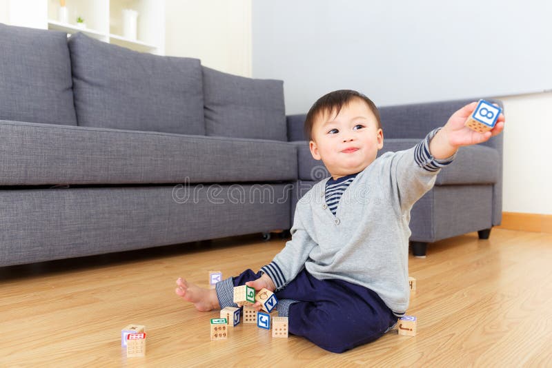 Het spel van de de babyjongen van Azië met houten stuk speelgoed blok royalty-vrije stock afbeeldingen Het spel van de de babyjongen van Azië met houten stuk speelgoed blok royalty-vrije stock afbeeldingen