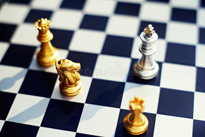 Het spel van de schaakraad, nadeelkoning het omringen door vijand met ernstige situatiesituatie, bedrijfs concurrerend concept, e royalty-vrije stock afbeeldingen Het spel van de schaakraad, nadeelkoning het omringen door vijand met ernstige situatiesituatie, bedrijfs concurrerend concept, e royalty-vrije stock afbeeldingen