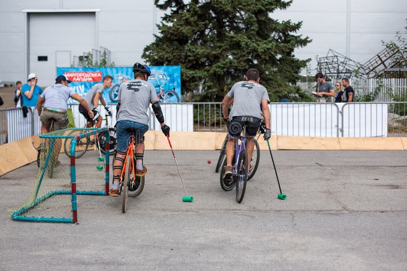 Het Spel Van Voetbalfietsen, Fietsvoetbal Met Fietsen Redactionele Foto - of vrijetijdsbesteding, 89872116