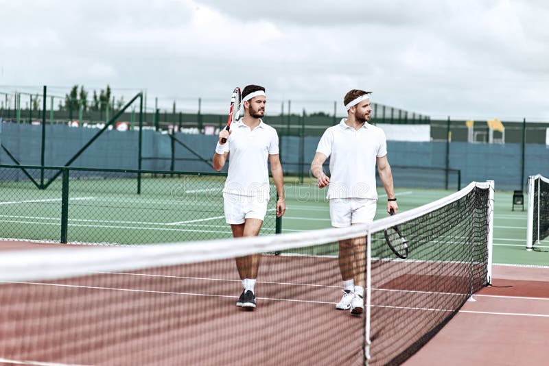 Het spel zal beginnen De vrienden gaan tennis spelen stock afbeelding Het spel zal beginnen De vrienden gaan tennis spelen stock afbeelding