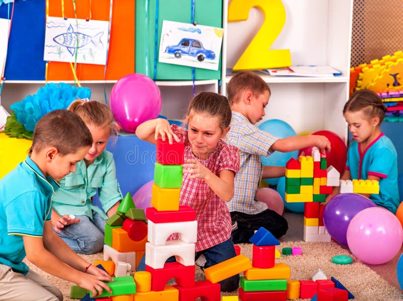 Het spelblokken van groepskinderen op vloer stock fotografie Het spelblokken van groepskinderen op vloer stock fotografie