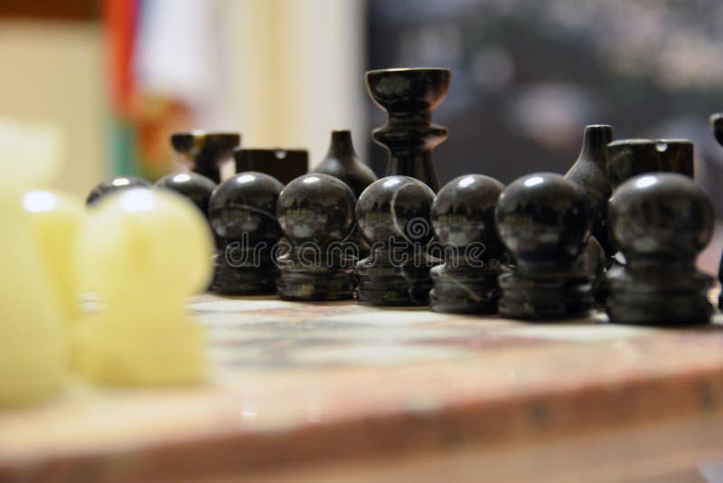 het spelconcept van de schaakraad bedrijfsideeën en de concurrentie en strategieideeën concep Schaakcijfers aangaande een donkere stock fotografie het spelconcept van de schaakraad bedrijfsideeën en de concurrentie en strategieideeën concep Schaakcijfers aangaande een donkere stock fotografie