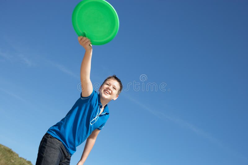 Het spelen van de jongen frisbee op strand royalty-vrije stock foto's Het spelen van de jongen frisbee op strand royalty-vrije stock foto's