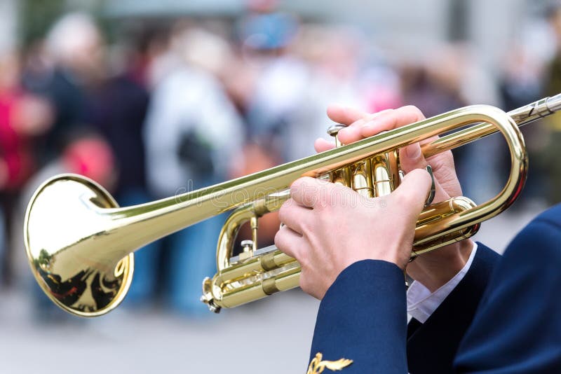 Het spelen van de musicus trompet royalty-vrije stock foto Het spelen van de musicus trompet royalty-vrije stock foto