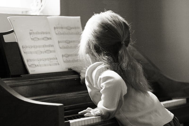 Het spelen van de piano stock afbeeldingen Het spelen van de piano stock afbeeldingen