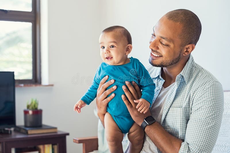 Het spelen van de vader met baby