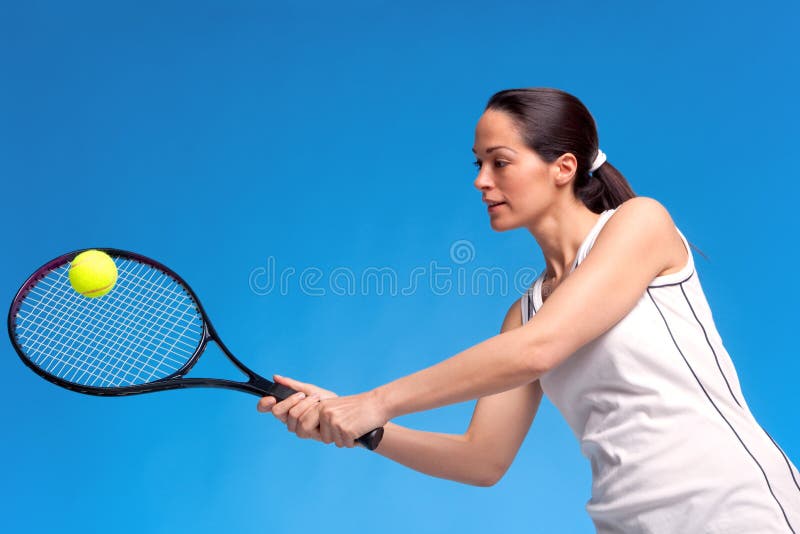 Het spelen van de vrouw het schot van de tennisvoorarm stock fotografie Het spelen van de vrouw het schot van de tennisvoorarm stock fotografie