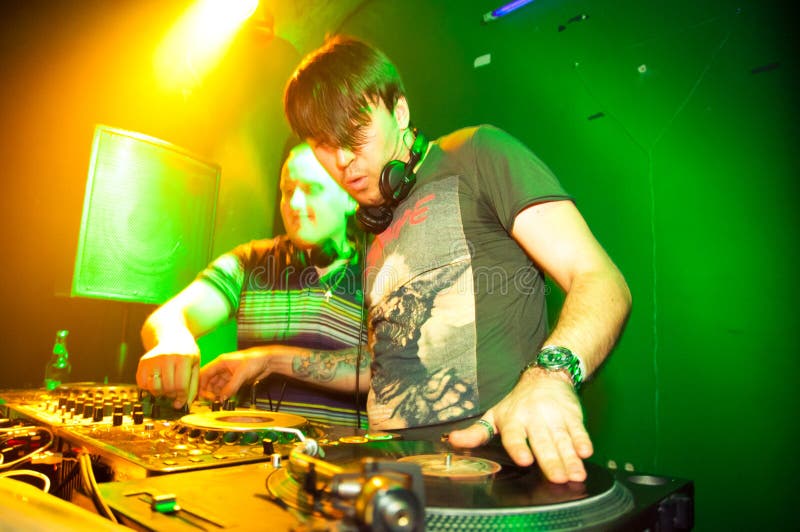 Het spelen van DJ vinyl royalty-vrije stock fotografie Het spelen van DJ vinyl royalty-vrije stock fotografie