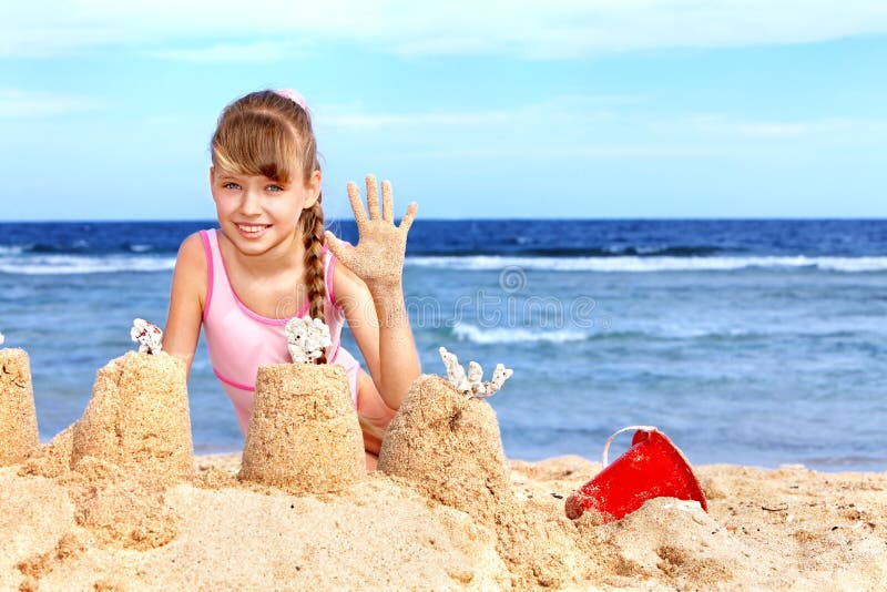 Het spelen van het kind op strand.