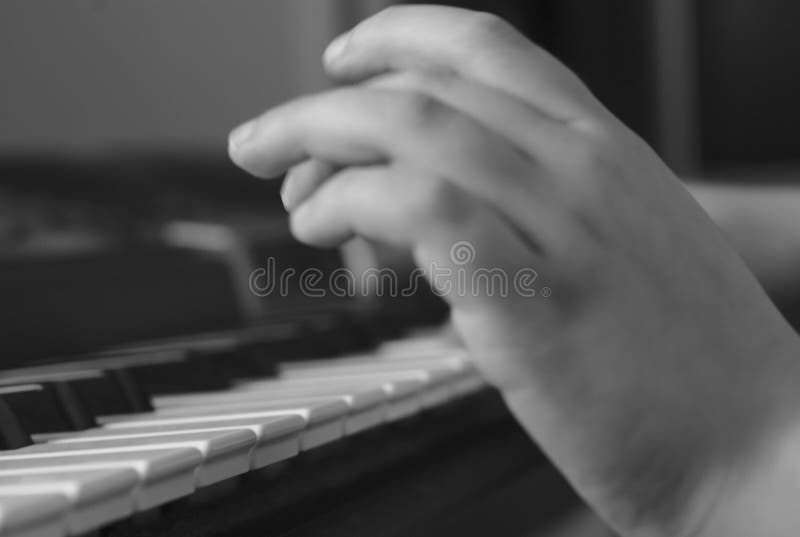 Het spelen van het jonge geitje Piano royalty-vrije stock afbeeldingen Het spelen van het jonge geitje Piano royalty-vrije stock afbeeldingen