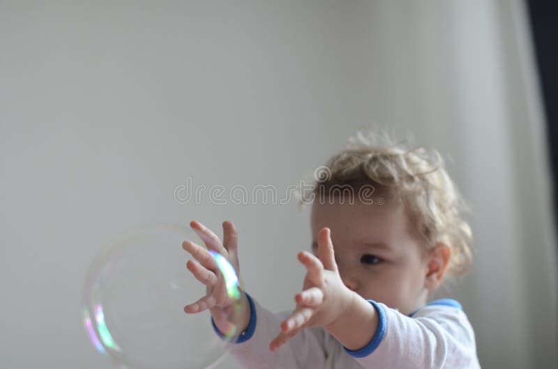 Het Spelen van het meisje met Zeepbels royalty-vrije stock fotografie Het Spelen van het meisje met Zeepbels royalty-vrije stock fotografie