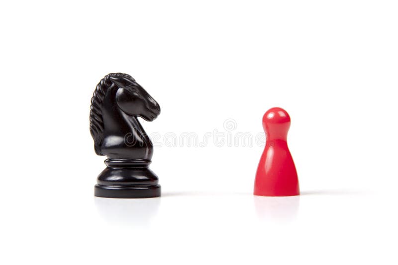 Het spelstuk van het paardschaak en een klein rood spelstuk die elkaar, diversiteit, conflict, dialoog onder ogen zien Het versch royalty-vrije stock fotografie Het spelstuk van het paardschaak en een klein rood spelstuk die elkaar, diversiteit, conflict, dialoog onder ogen zien Het versch royalty-vrije stock fotografie