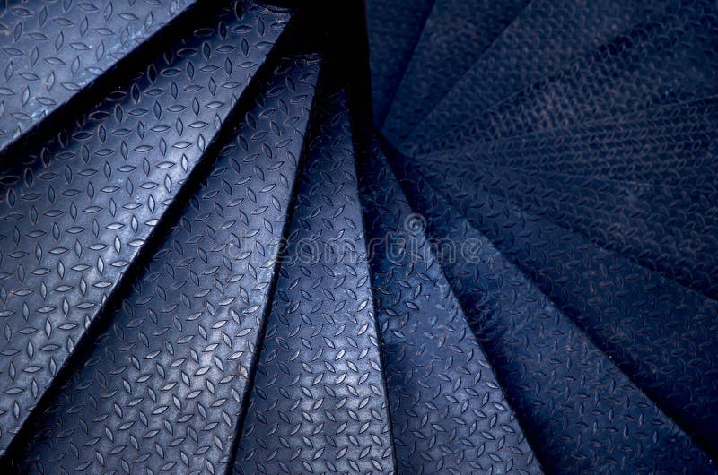 Het spiraalvormige binnenland van de de trapdecoratie van de staaltrap cirkel Reis en architectuurachtergrond royalty-vrije stock afbeelding Het spiraalvormige binnenland van de de trapdecoratie van de staaltrap cirkel Reis en architectuurachtergrond royalty-vrije stock afbeelding