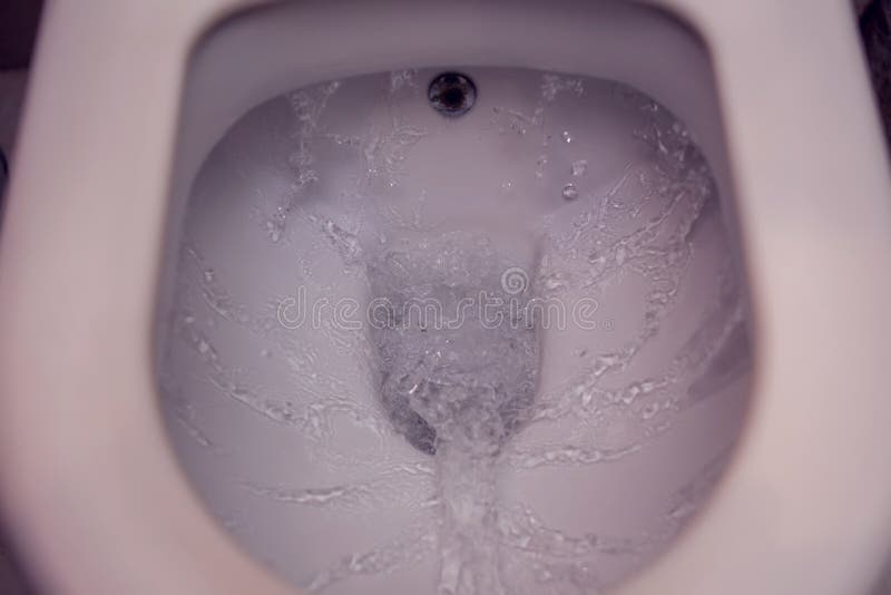 Het spoelen van het toilet bij Badkamers of Toilet Gelijk wit Het toilet van de waterstroom concept van concepten het sanitaire w stock foto's Het spoelen van het toilet bij Badkamers of Toilet Gelijk wit Het toilet van de waterstroom concept van concepten het sanitaire w stock foto's