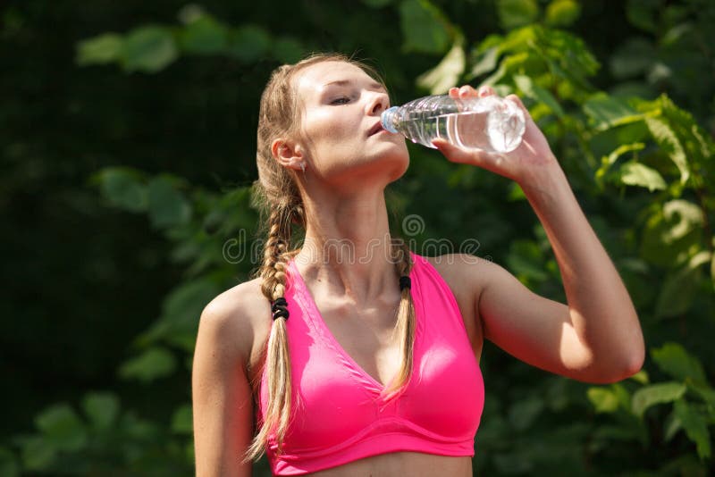 Het sportieve rijpe vrouwen drinkwater na stoot aan royalty-vrije stock foto's Het sportieve rijpe vrouwen drinkwater na stoot aan royalty-vrije stock foto's
