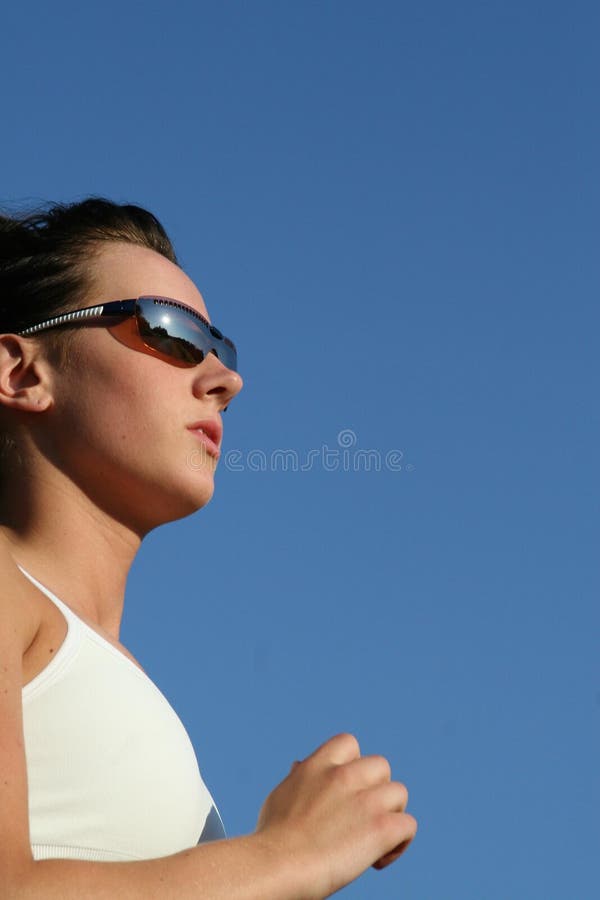 Het sportieve vrouw lopen stock foto's Het sportieve vrouw lopen stock foto's