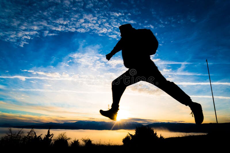  Het springen backpacker stock afbeelding