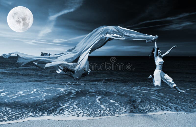 Het springen op het strand stock afbeelding Het springen op het strand stock afbeelding