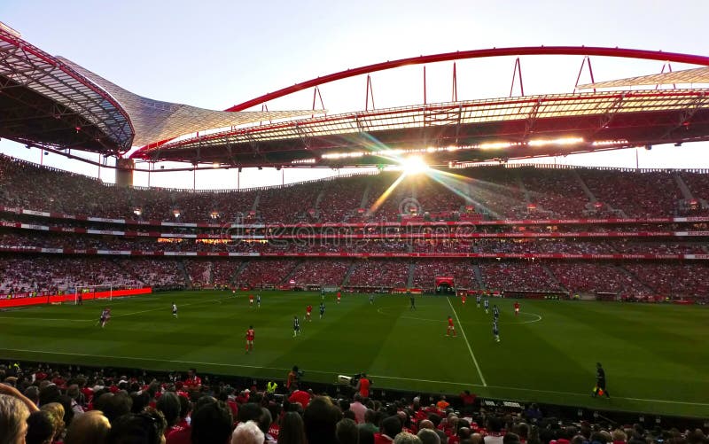 Het Stadion van het Benficavoetbal, Voetbalarena, Menigte, Spelers en Scheidsrechters, Rode en Blauwe Europese Teams stock foto's Het Stadion van het Benficavoetbal, Voetbalarena, Menigte, Spelers en Scheidsrechters, Rode en Blauwe Europese Teams stock foto's