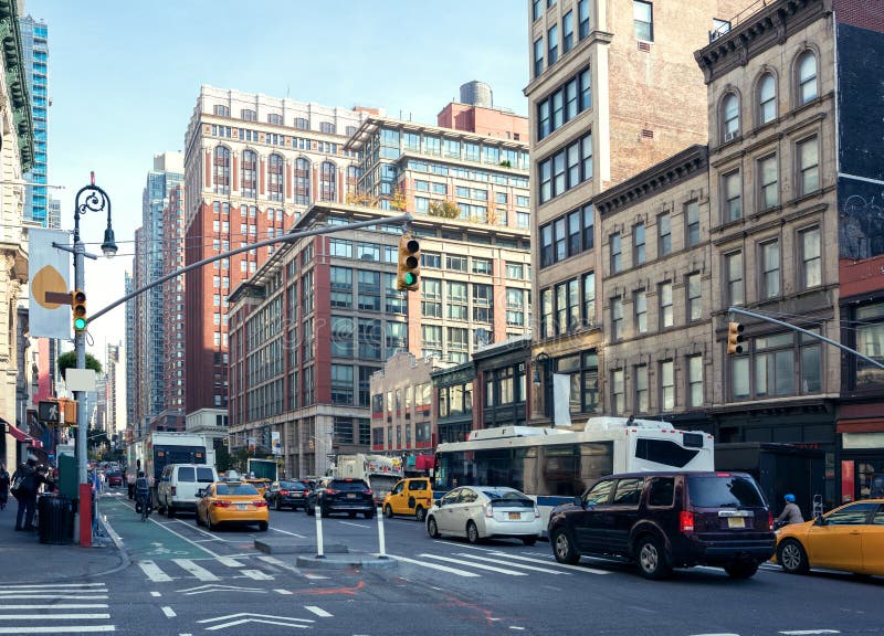 Het stadsleven en verkeer op van de wegdames ` van Manhattan de Mijl Historisch District bij daglicht, de Stad van New York, Vere royalty-vrije stock afbeelding Het stadsleven en verkeer op van de wegdames ` van Manhattan de Mijl Historisch District bij daglicht, de Stad van New York, Vere royalty-vrije stock afbeelding