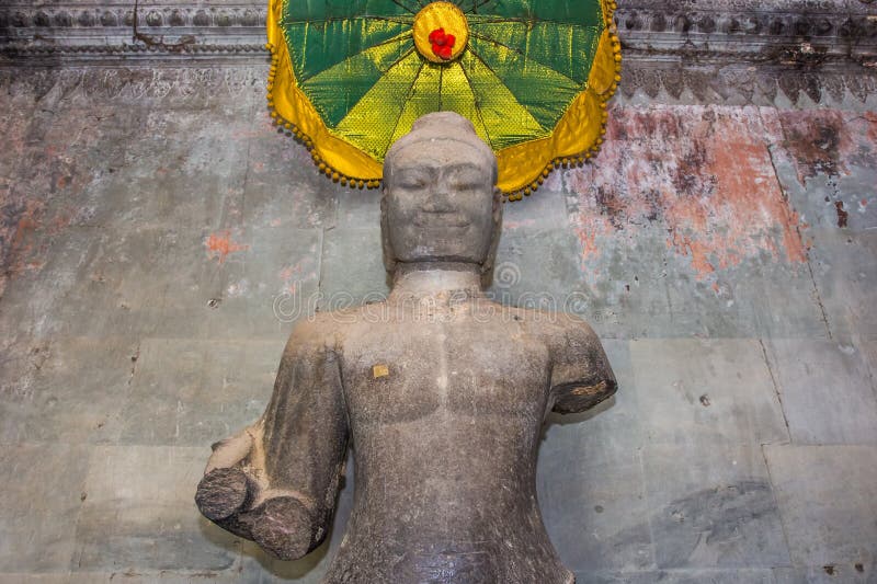 Het standbeeld van Boedha in Angkor Wat, Kambodja