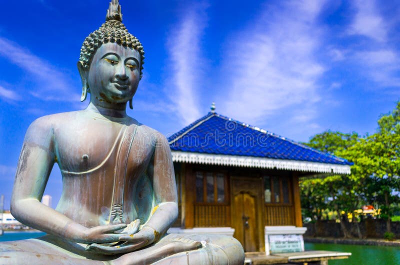 Het standbeeld van Boedha in de Boeddhistische Tempel van Gangarama, Sri Lanka stock afbeelding Het standbeeld van Boedha in de Boeddhistische Tempel van Gangarama, Sri Lanka stock afbeelding