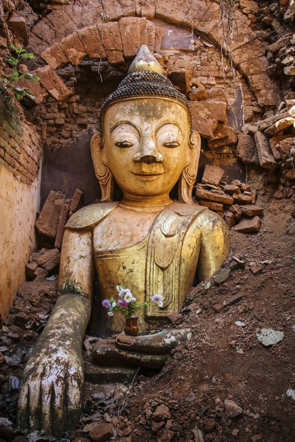 Het standbeeld van Boedha, Shwe-Herberg Dain Pagoda complex in Indein-dorp binnen royalty-vrije stock afbeeldingen Het standbeeld van Boedha, Shwe-Herberg Dain Pagoda complex in Indein-dorp binnen royalty-vrije stock afbeeldingen