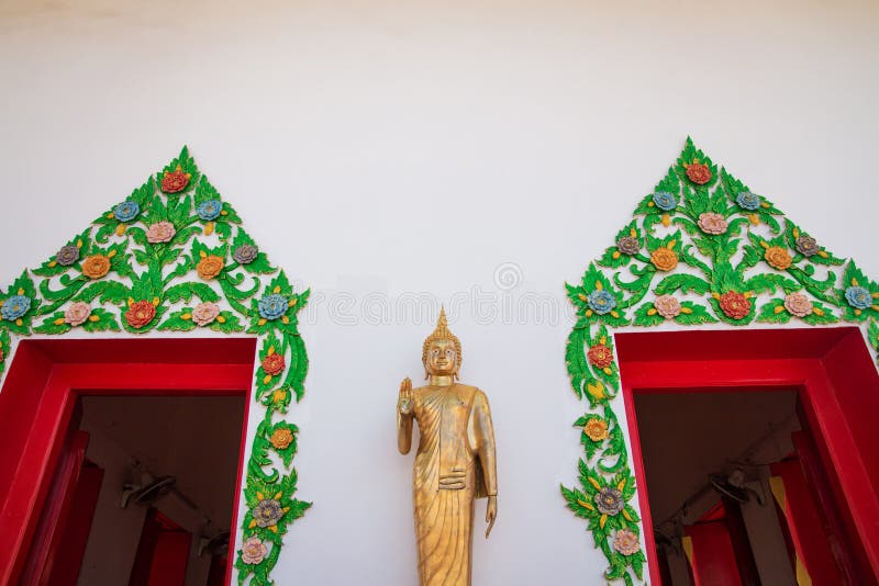Het standbeeld van Boedha voor Wat San Chao-tempel dichtbij Bangkok, Thailand stock fotografie Het standbeeld van Boedha voor Wat San Chao-tempel dichtbij Bangkok, Thailand stock fotografie