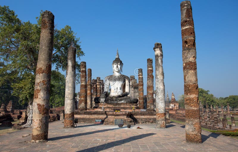 Het Standbeeld van Boedha in Wat Mahathat in het Historische Park van Sukhothai, Thailand stock fotografie Het Standbeeld van Boedha in Wat Mahathat in het Historische Park van Sukhothai, Thailand stock fotografie