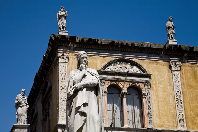 Het standbeeld van Dante, Verona royalty-vrije stock foto's Het standbeeld van Dante, Verona royalty-vrije stock foto's