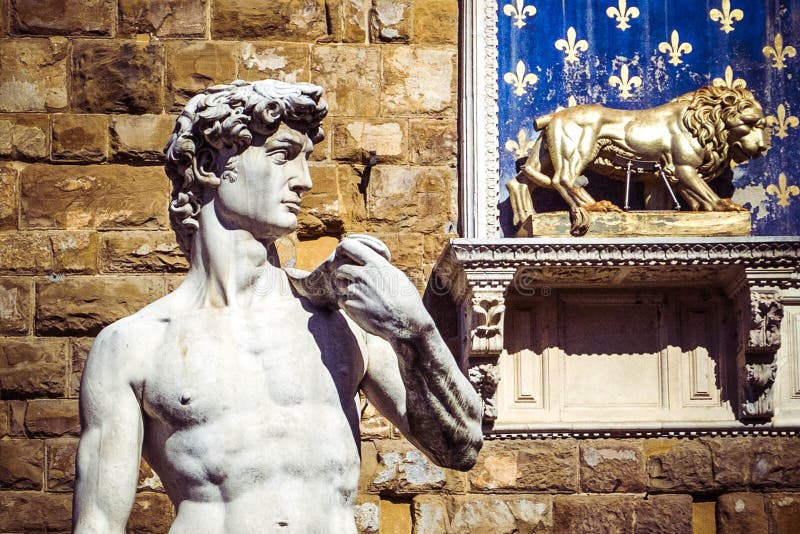 Het Standbeeld van David door Michelangelo en Palazzo Vecchio, Florence, Italië royalty-vrije stock afbeeldingen Het Standbeeld van David door Michelangelo en Palazzo Vecchio, Florence, Italië royalty-vrije stock afbeeldingen