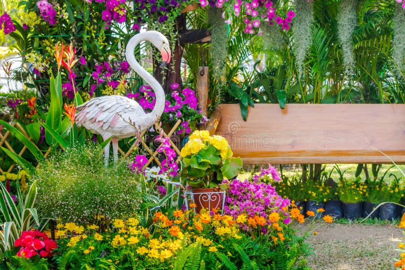 Het standbeeld van de flamingovogel in bloemtuin stock afbeeldingen