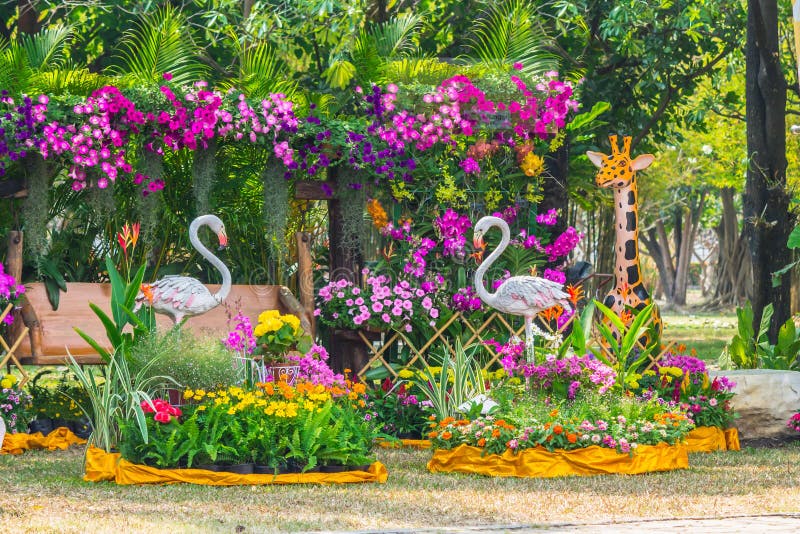 Het standbeeld van de flamingovogel in bloemtuin royalty-vrije stock afbeeldingen