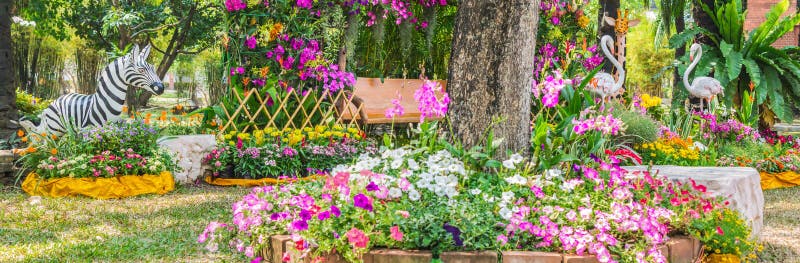 Het standbeeld van de flamingovogel in bloemtuin stock foto