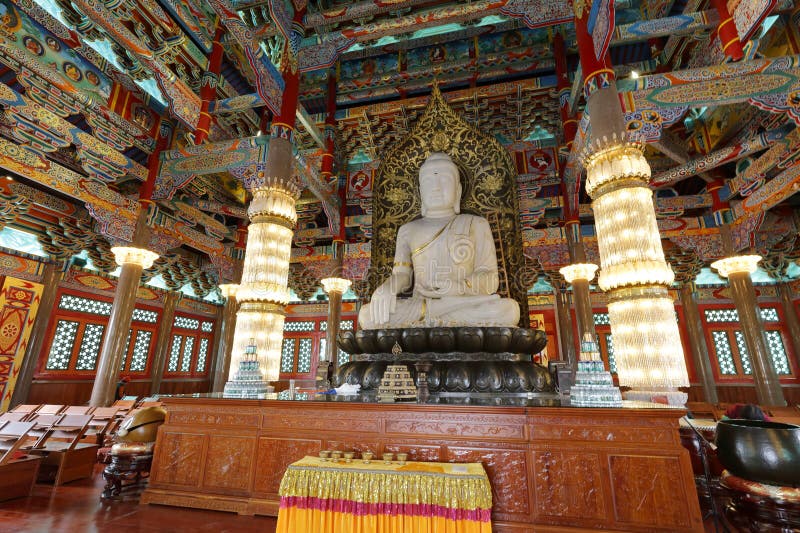 Het standbeeld van de Sakyamunijade in de tempel van het meishansiklooster royalty-vrije stock afbeeldingen Het standbeeld van de Sakyamunijade in de tempel van het meishansiklooster royalty-vrije stock afbeeldingen