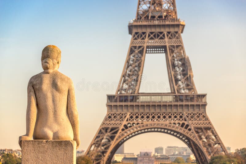 Het standbeeld van de vrouwensteen in de Trocadero-tuin, de toren van Eiffel, Parijs Frankrijk stock foto's Het standbeeld van de vrouwensteen in de Trocadero-tuin, de toren van Eiffel, Parijs Frankrijk stock foto's