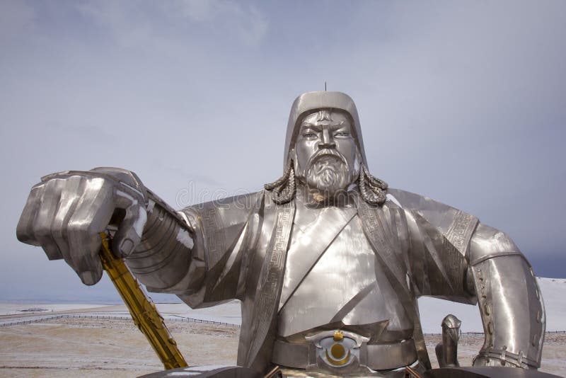 Het standbeeld van Genghis Khan met gouden ranselt
