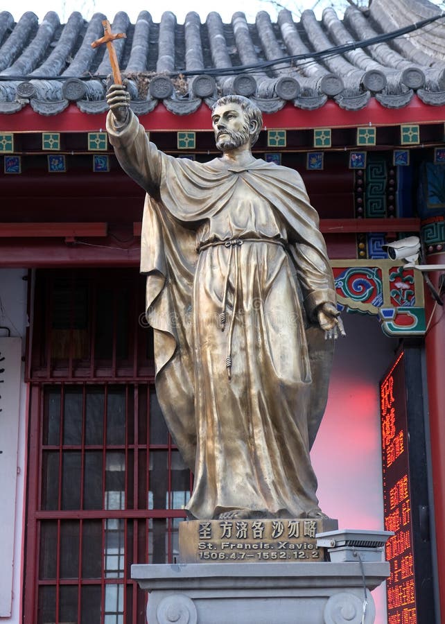 Het standbeeld van heilige Francis Xavier vooraan Heilige Joseph Cathedral in Peking royalty-vrije stock foto Het standbeeld van heilige Francis Xavier vooraan Heilige Joseph Cathedral in Peking royalty-vrije stock foto