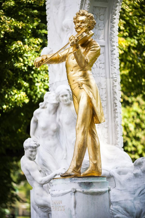 Het standbeeld van Johann Strauss in stadtpark in Wenen, Oostenrijk royalty-vrije stock afbeelding Het standbeeld van Johann Strauss in stadtpark in Wenen, Oostenrijk royalty-vrije stock afbeelding