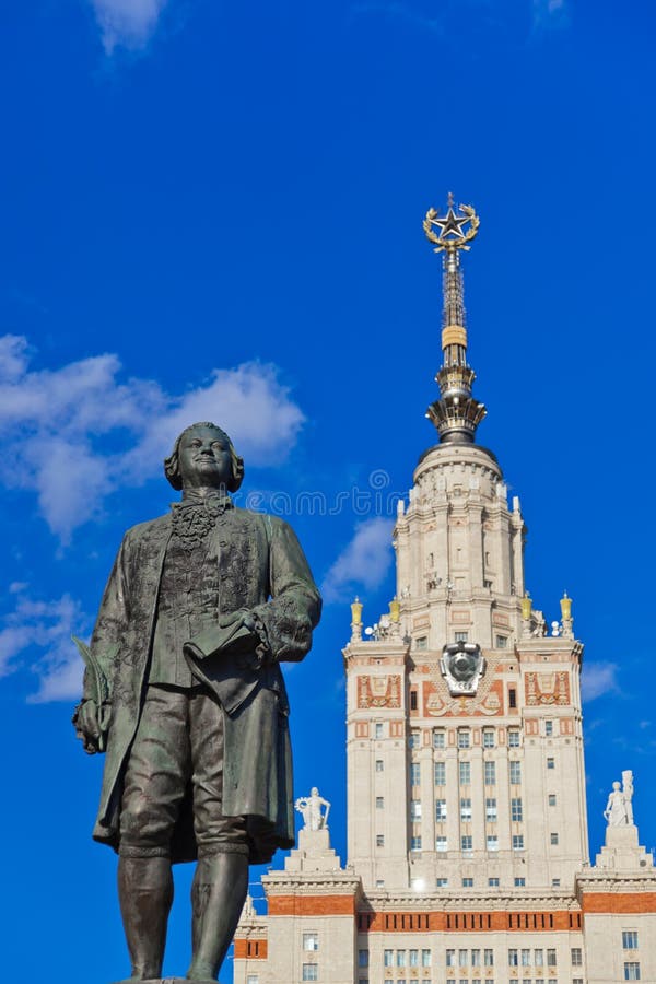 Het standbeeld van Lomonosov op Universiteit in Moskou Rusland royalty-vrije stock afbeeldingen Het standbeeld van Lomonosov op Universiteit in Moskou Rusland royalty-vrije stock afbeeldingen