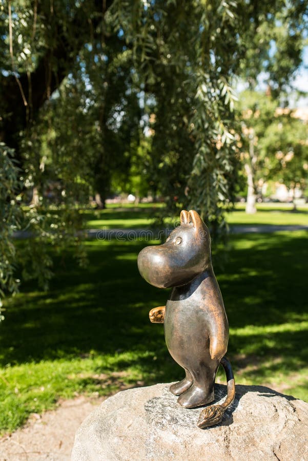 Het standbeeld van Moomintroll, Mumipeikko in Sorsapuisto-park stock foto's Het standbeeld van Moomintroll, Mumipeikko in Sorsapuisto-park stock foto's